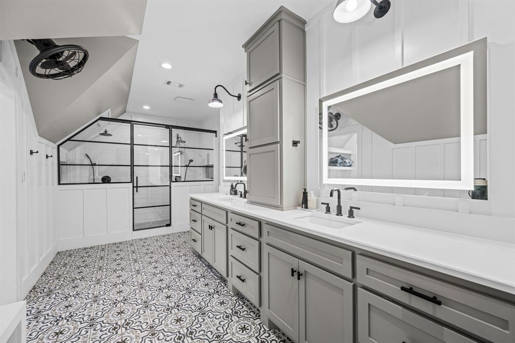 533 Camp Creek Road Rockwall, TX 75087 - Photo 24 of 40 a bathroom with a sink and a mirror