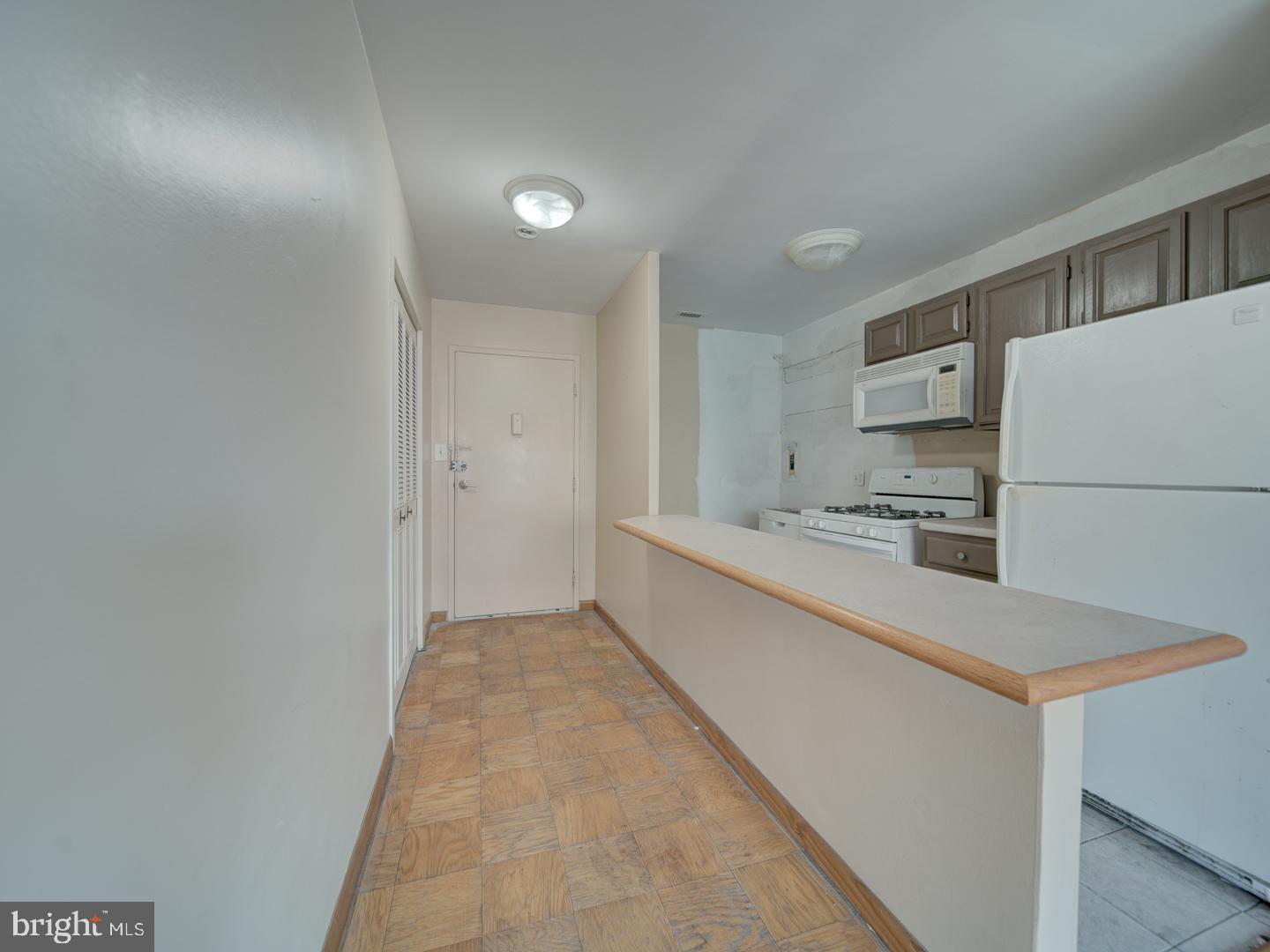 2829 Connecticut Avenue Northwest, Unit 606 Washington, DC 20008 - Photo 6 of 28 a large kitchen with a refrigerator and a stove