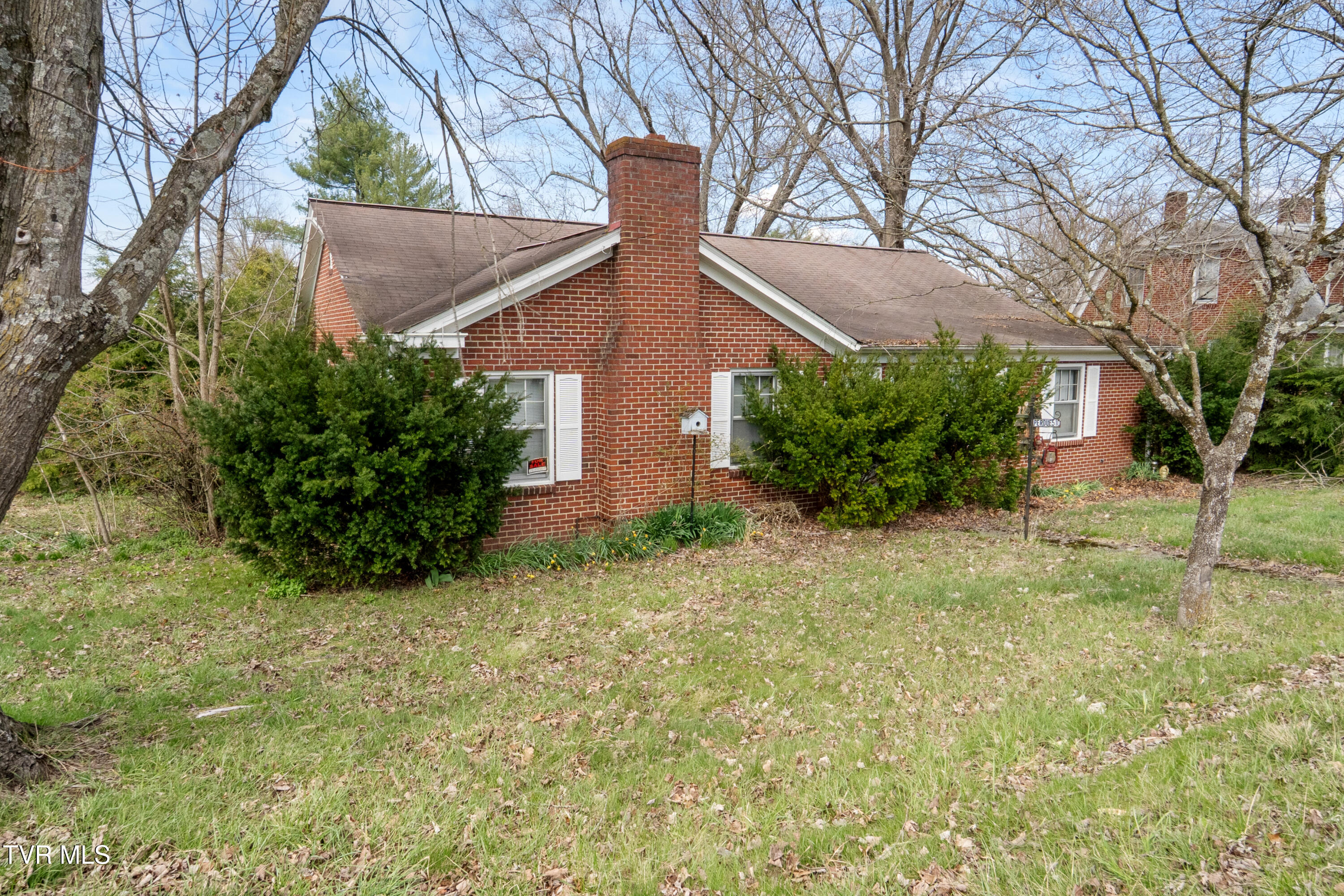 510 West Glade Street Glade Spring, VA 24340 - Photo 2 of 20 DSC06939