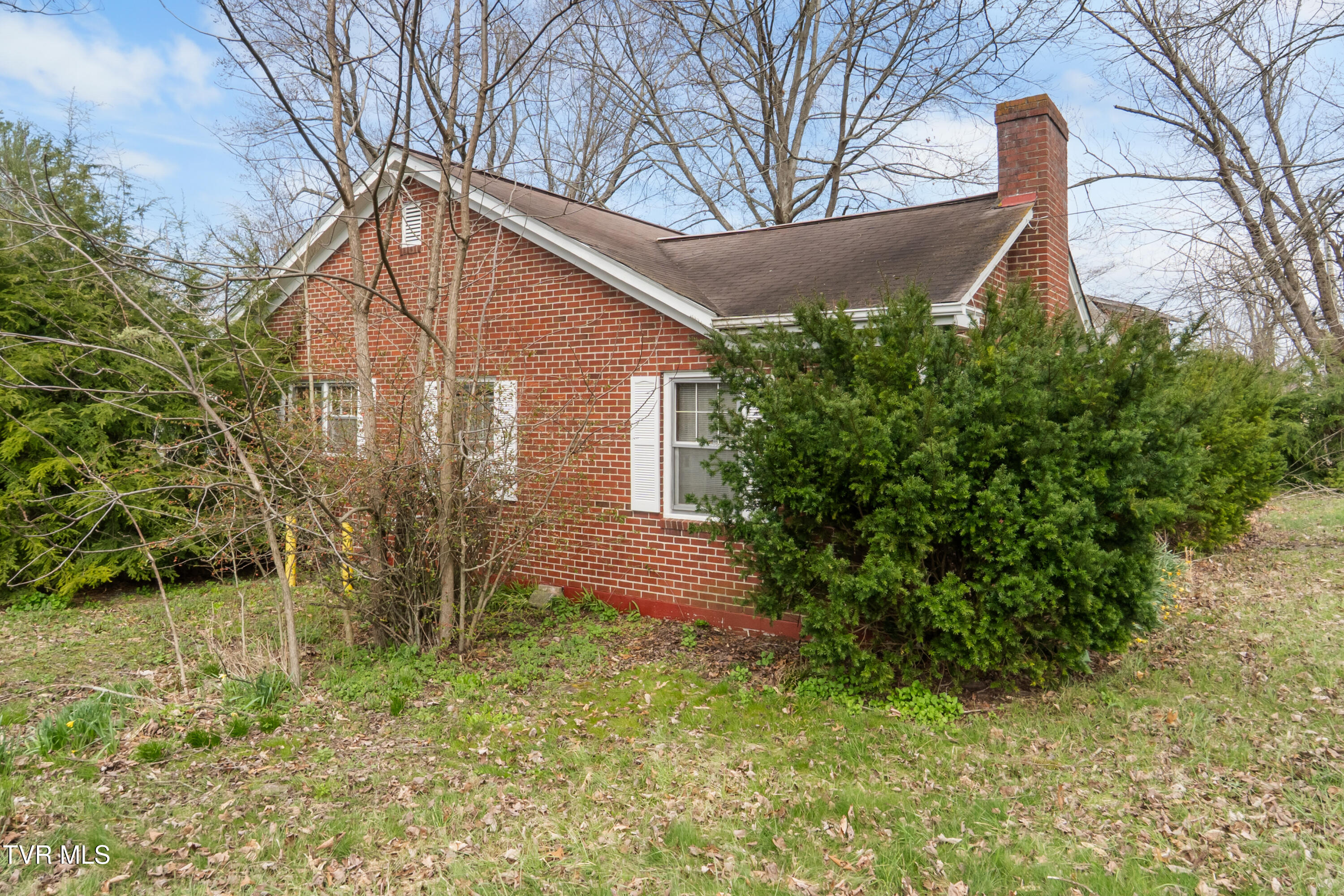 510 West Glade Street Glade Spring, VA 24340 - Photo 3 of 20 DSC06944