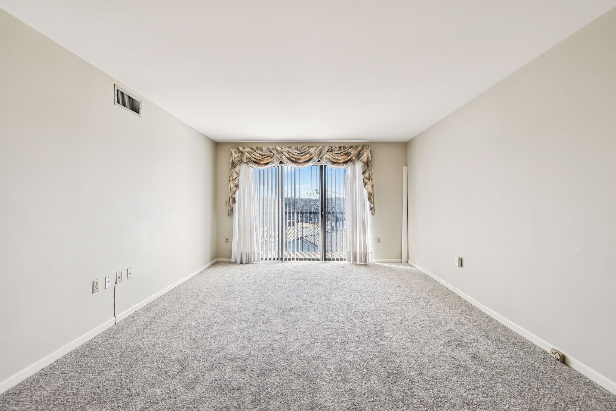 200 Sanders Ferry Road, Unit 2503 Hendersonville, TN 37075 - Photo 12 of 29 a view of an empty room with a window