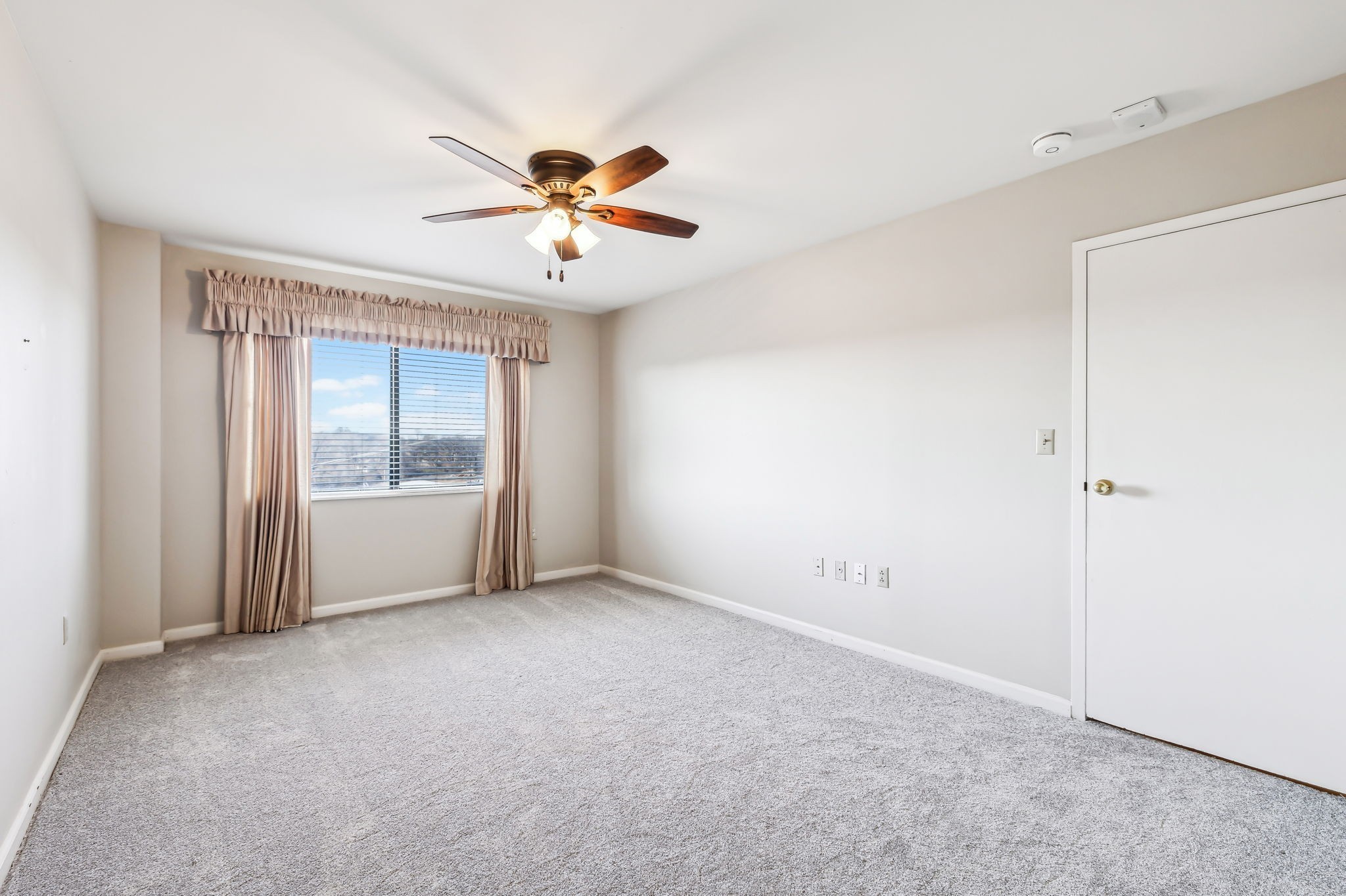 200 Sanders Ferry Road, Unit 2503 Hendersonville, TN 37075 - Photo 14 of 29 a view of an empty room with a window