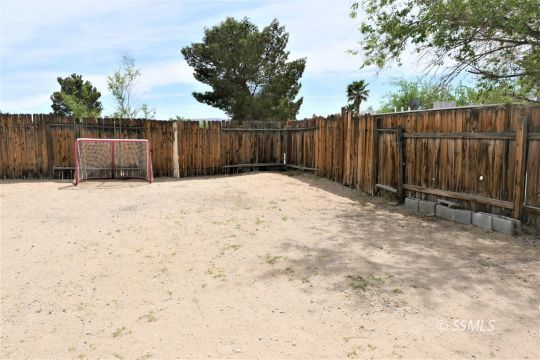204 Sahara Drive Ridgecrest, CA 93555 - Photo 22 of 24 a backyard of a house