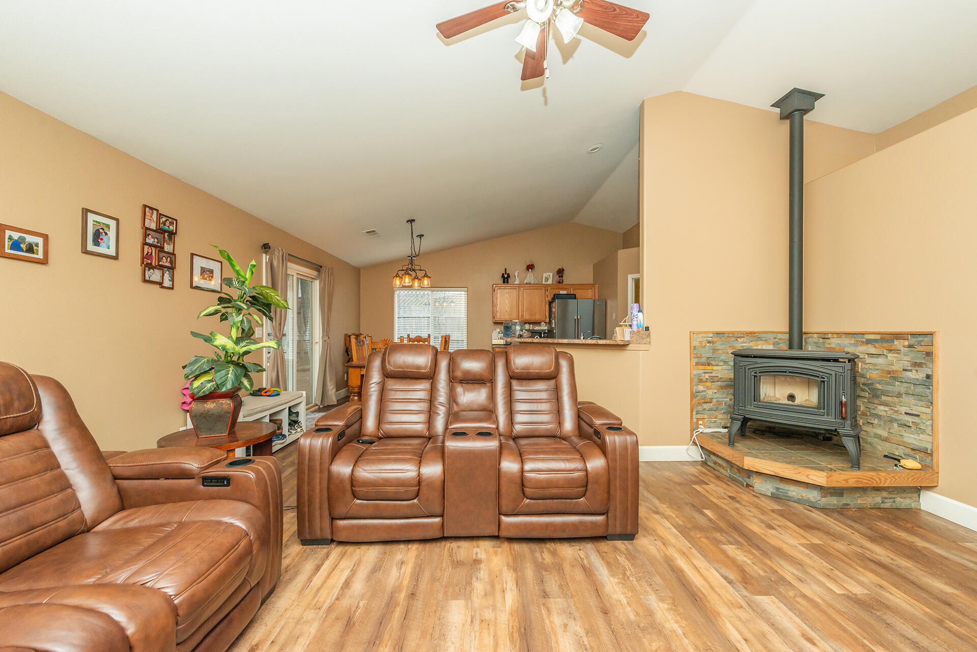 8190 Starlite Pines Road Shingletown, CA 96088 - Photo 17 of 66 Living Room