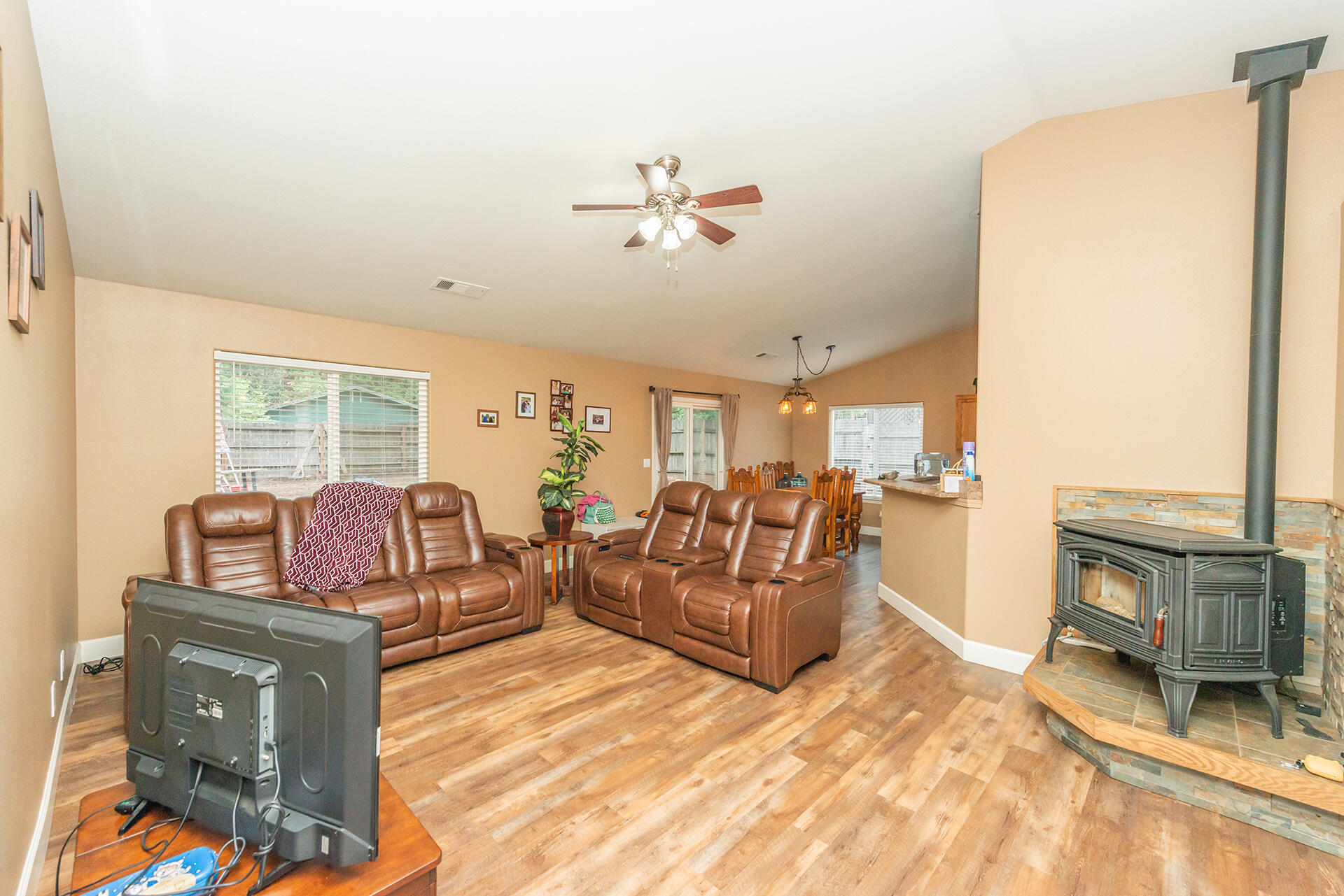8190 Starlite Pines Road Shingletown, CA 96088 - Photo 9 of 66 Living Room