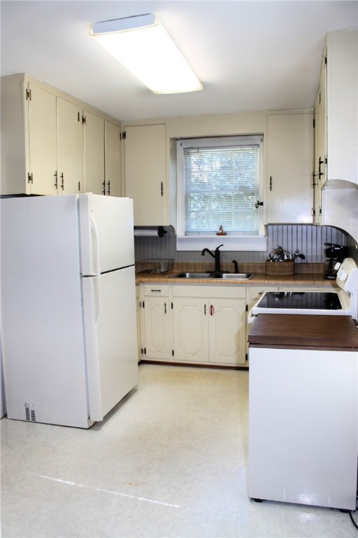 228 Cedar Lane Road Westminster, SC 29693 - Photo 15 of 43 Charming country kitchen has a pantry and separate