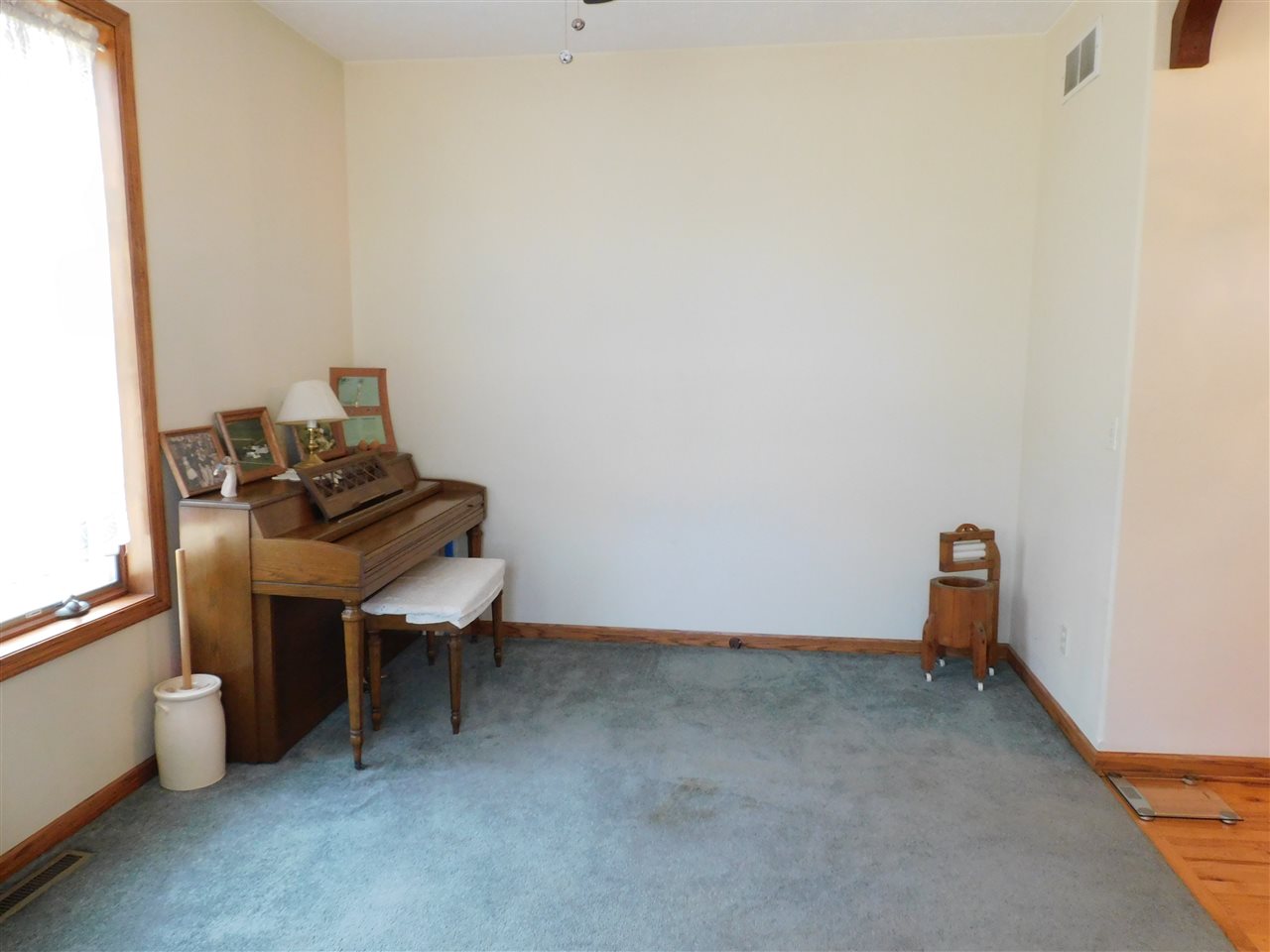 3265 Bloods Point Road Kirkland, IL 60146 - Photo 6 of 35 a room with furniture and air conditioner