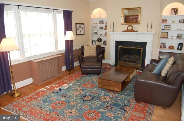 4221 Wickford Road Baltimore, MD 21210 - Photo 6 of 16 Living Room