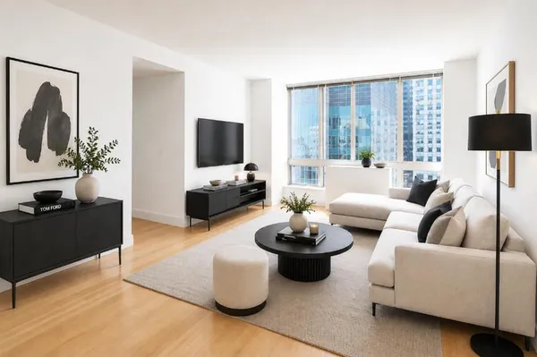 $6,975 | 150 East 44th Street, Unit 36H | Midtown East