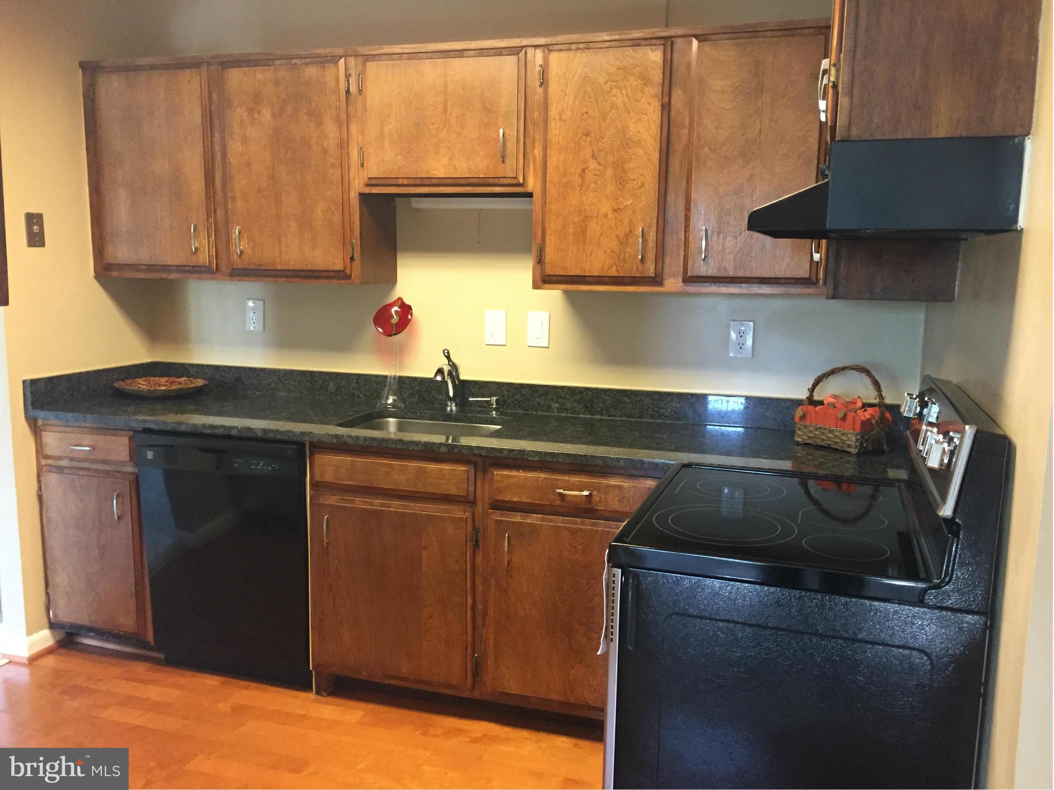 6260 Edsall Road, Unit 202 Alexandria, VA 22312 - Photo 4 of 16 Kitchen