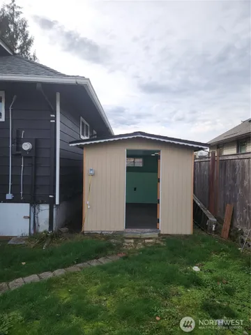 a view of an house with backyard and tub