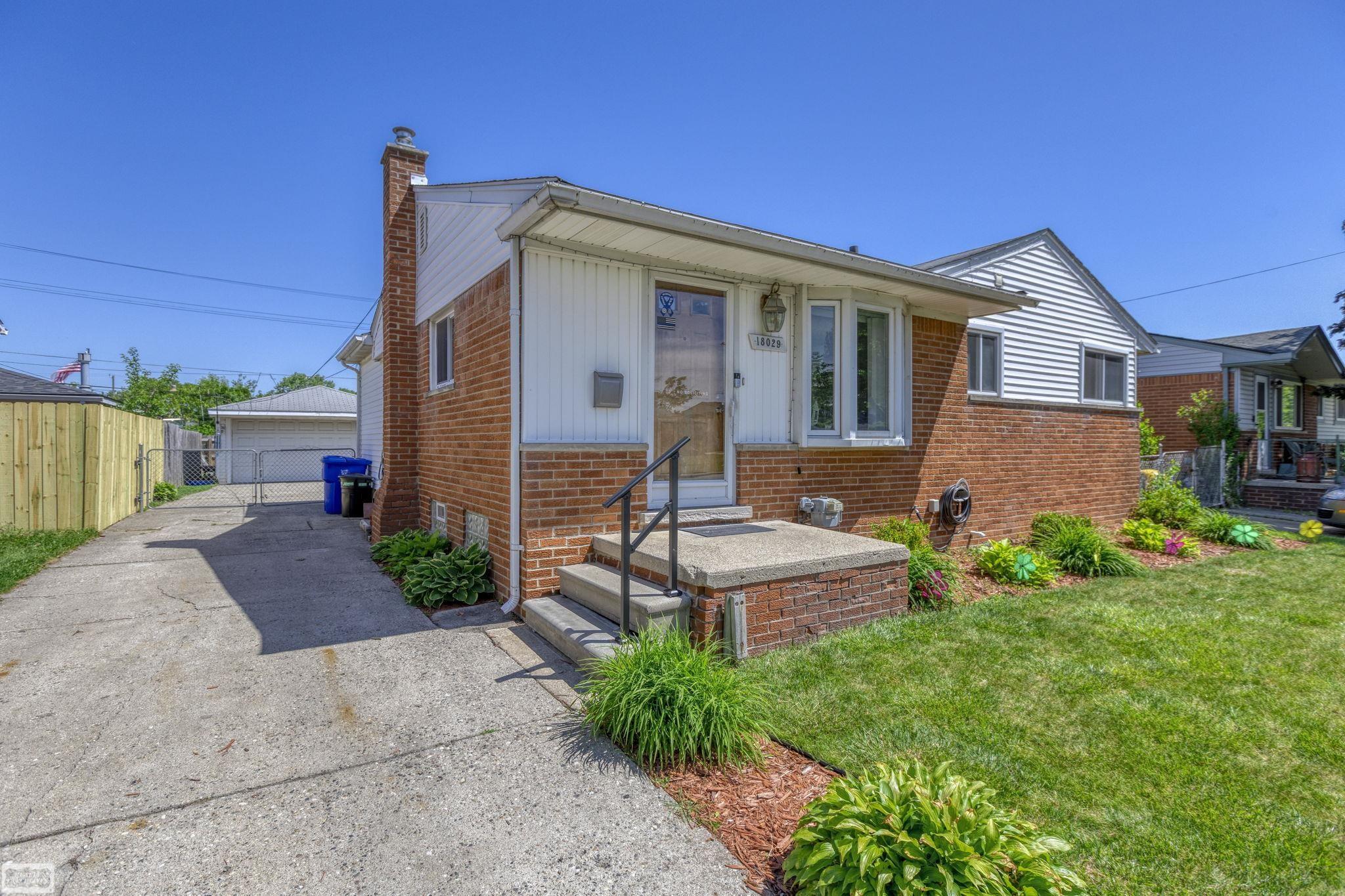 18029 Rainbow Road Fraser, MI 48026 - Photo 3 of 28