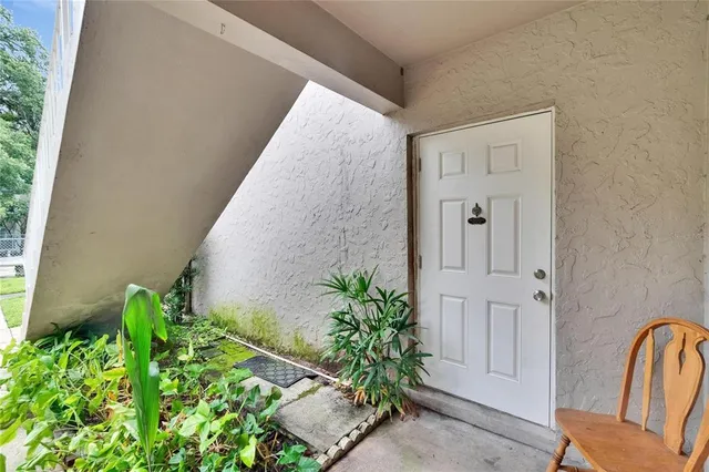 a view of a house with backyard