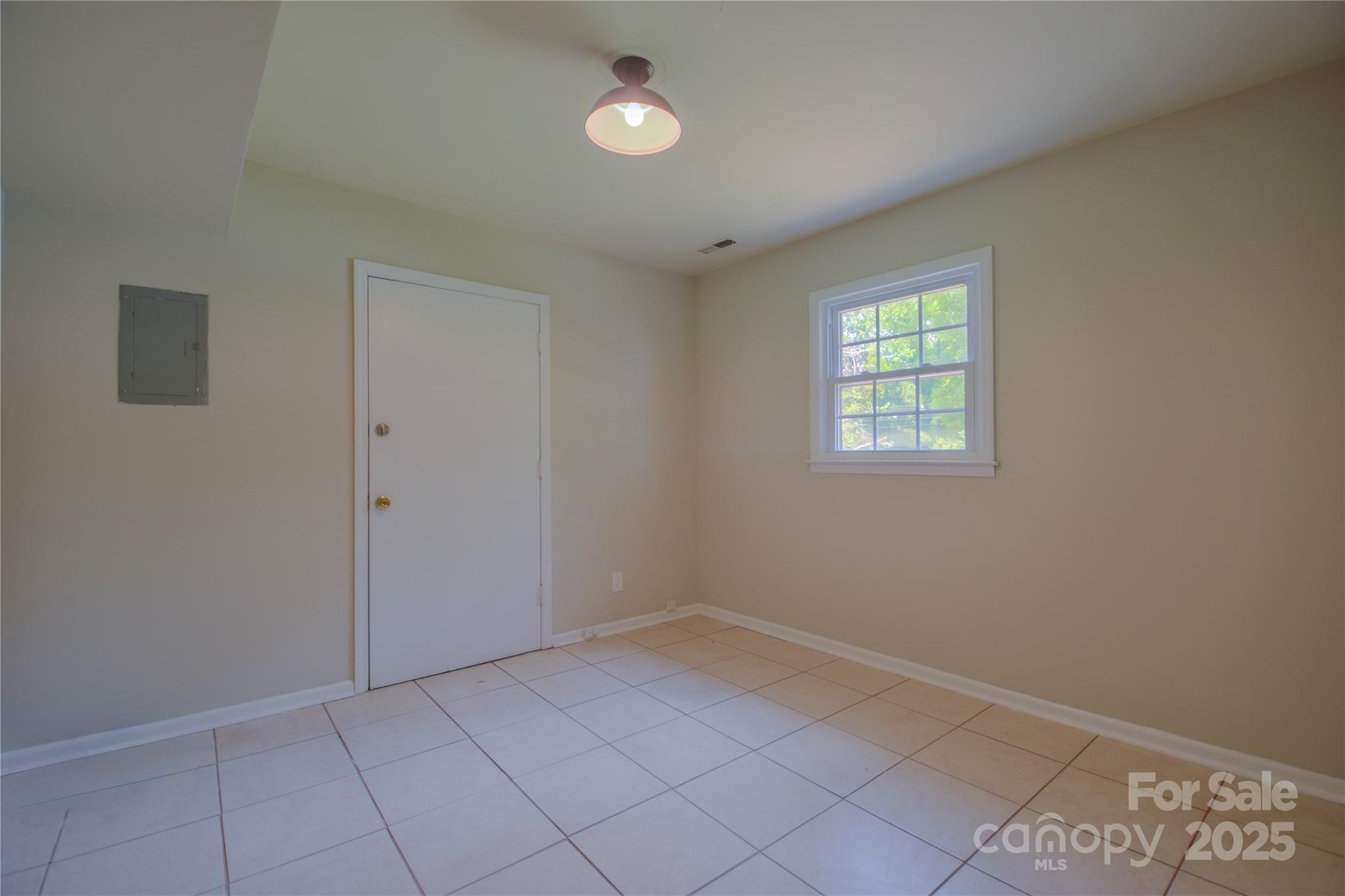 6921 Idlewild Road Charlotte, NC 28212 - Photo 20 of 29 an empty room with windows