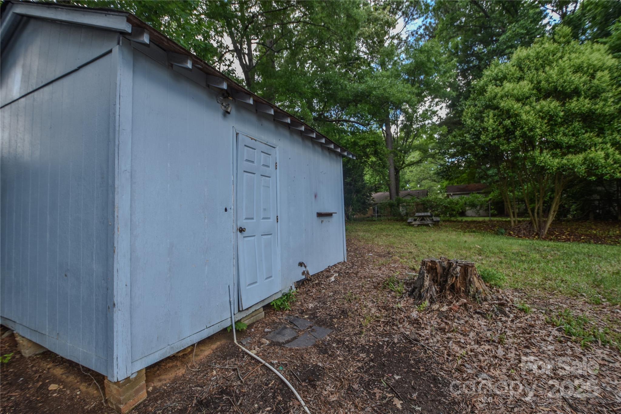 6921 Idlewild Road Charlotte, NC 28212 - Photo 29 of 29 a backyard of a house with lots of green space