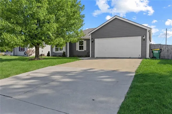 $375,000 | 517 Shanandoah Drive, Edgerton, KS 66021