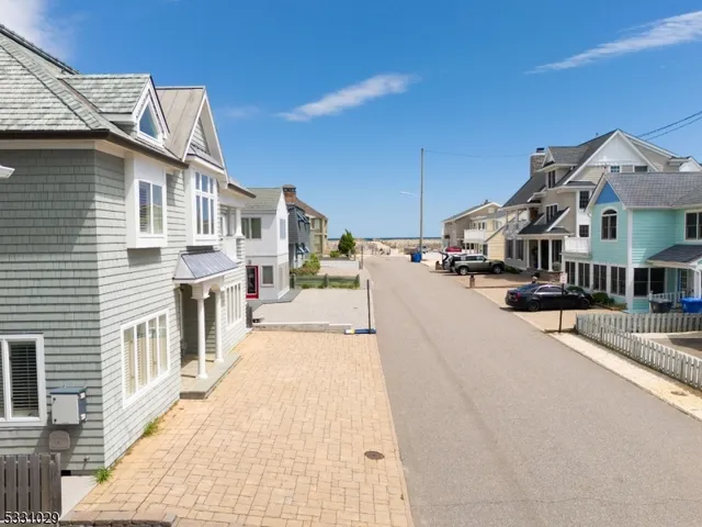 a view of residential houses with city street