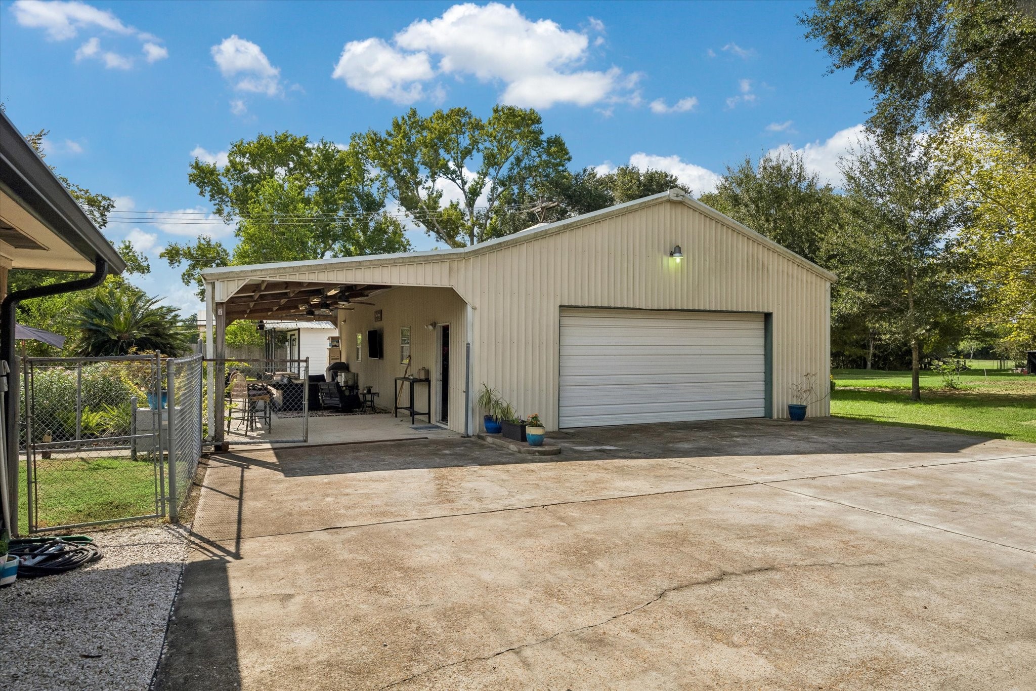 12806 Britt Road Pearland, TX 77581 - Photo 24 of 33 Front of the workshop. Tons of extra parking.