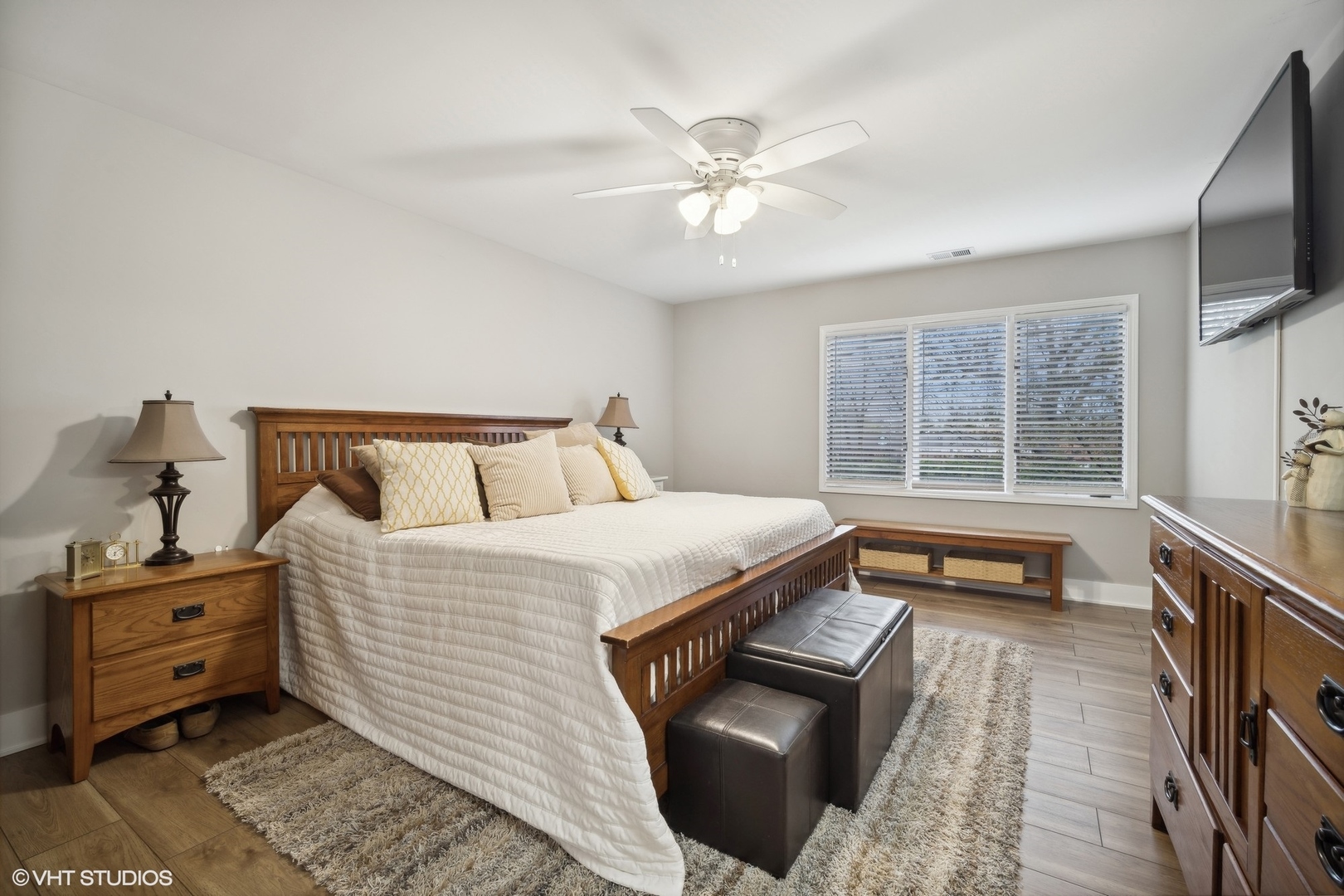 1088 Shermer Road, Unit 204 Northbrook, IL 60062 - Photo 20 of 28 a bedroom with a bed and a window