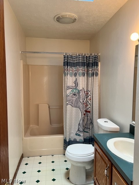965 Reed Avenue Akron, OH 44306 - Photo 9 of 30 Bathroom with a skylight