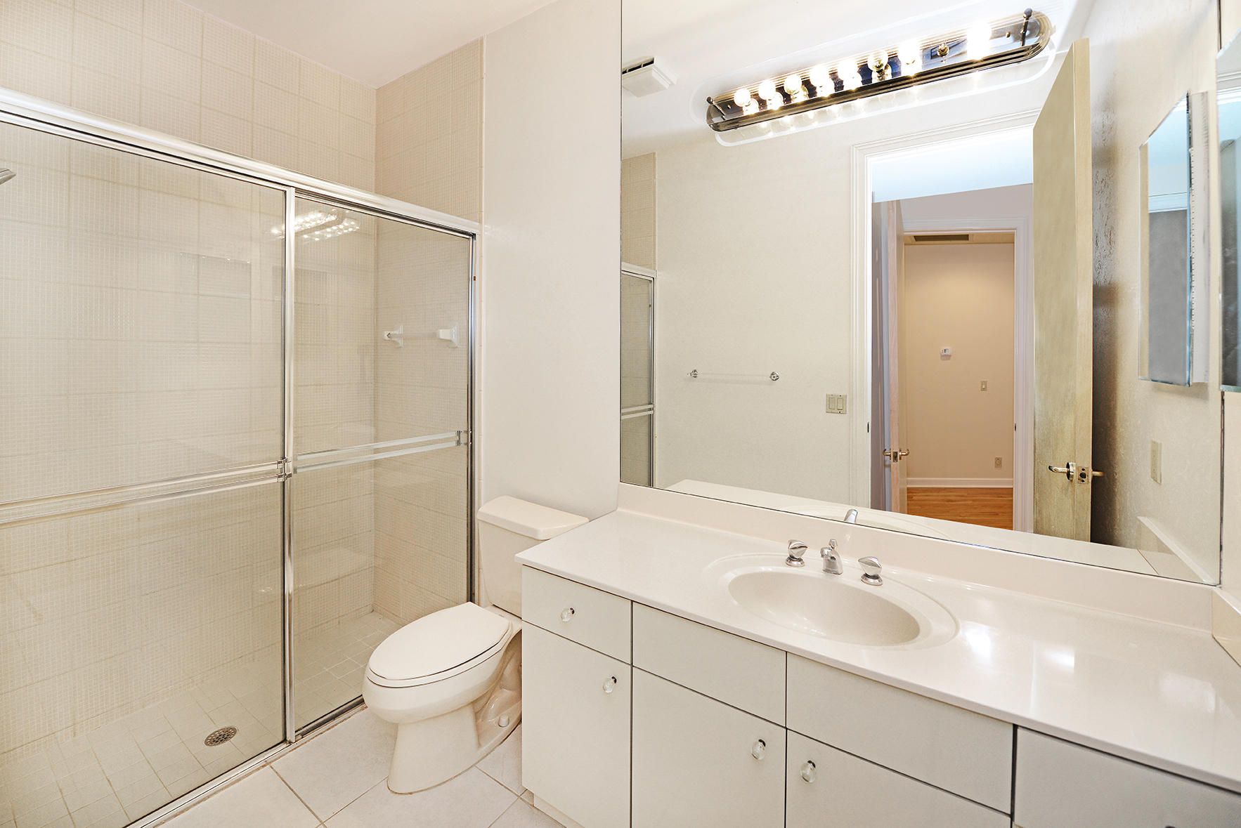21730 Frontenac Court Boca Raton, FL 33433 - Photo 25 of 41 Guest Bath