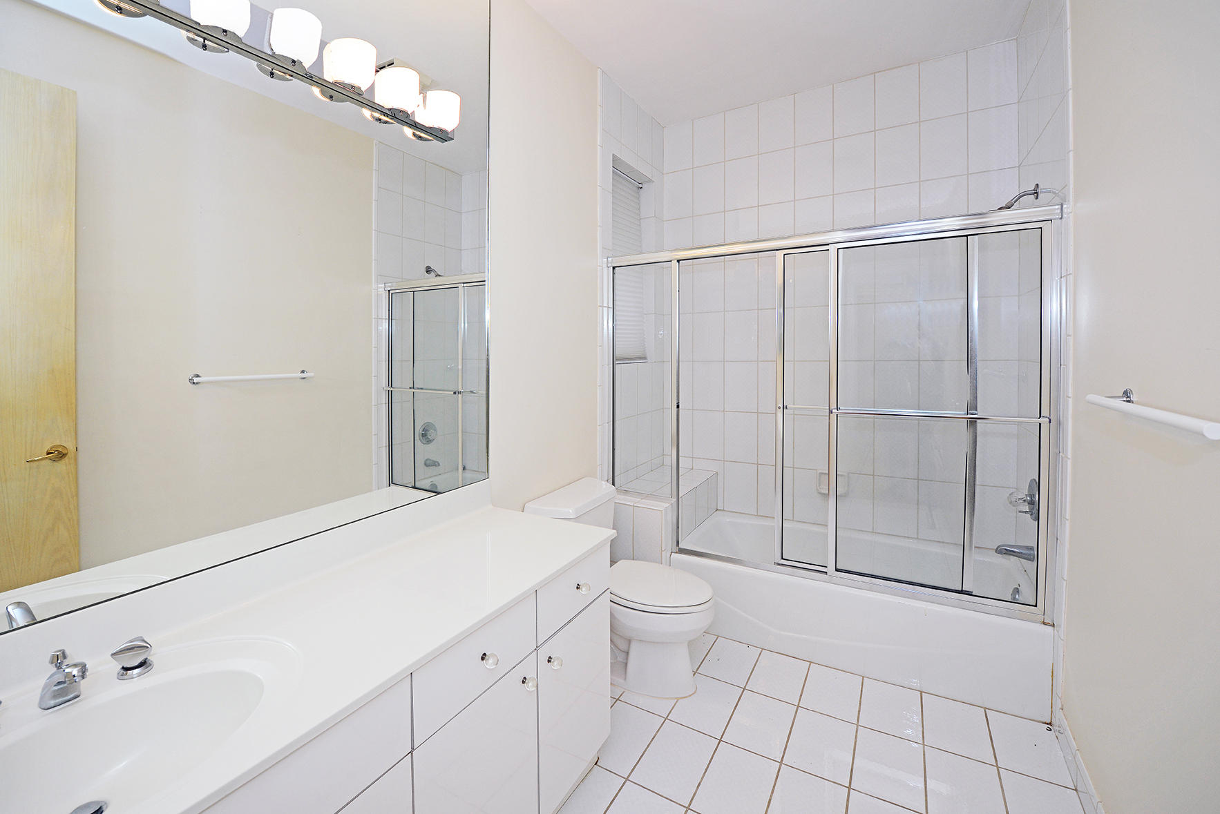 21730 Frontenac Court Boca Raton, FL 33433 - Photo 29 of 41 Guest Bath