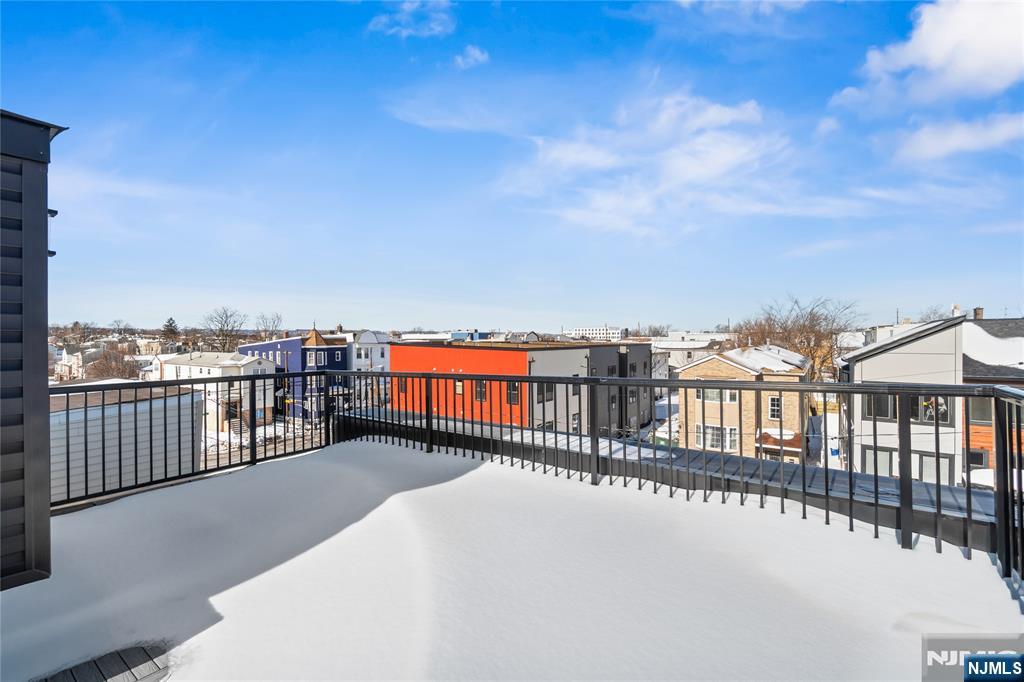 481 15th Avenue Newark, NJ 07103 - Photo 18 of 19 a view of a balcony with city view