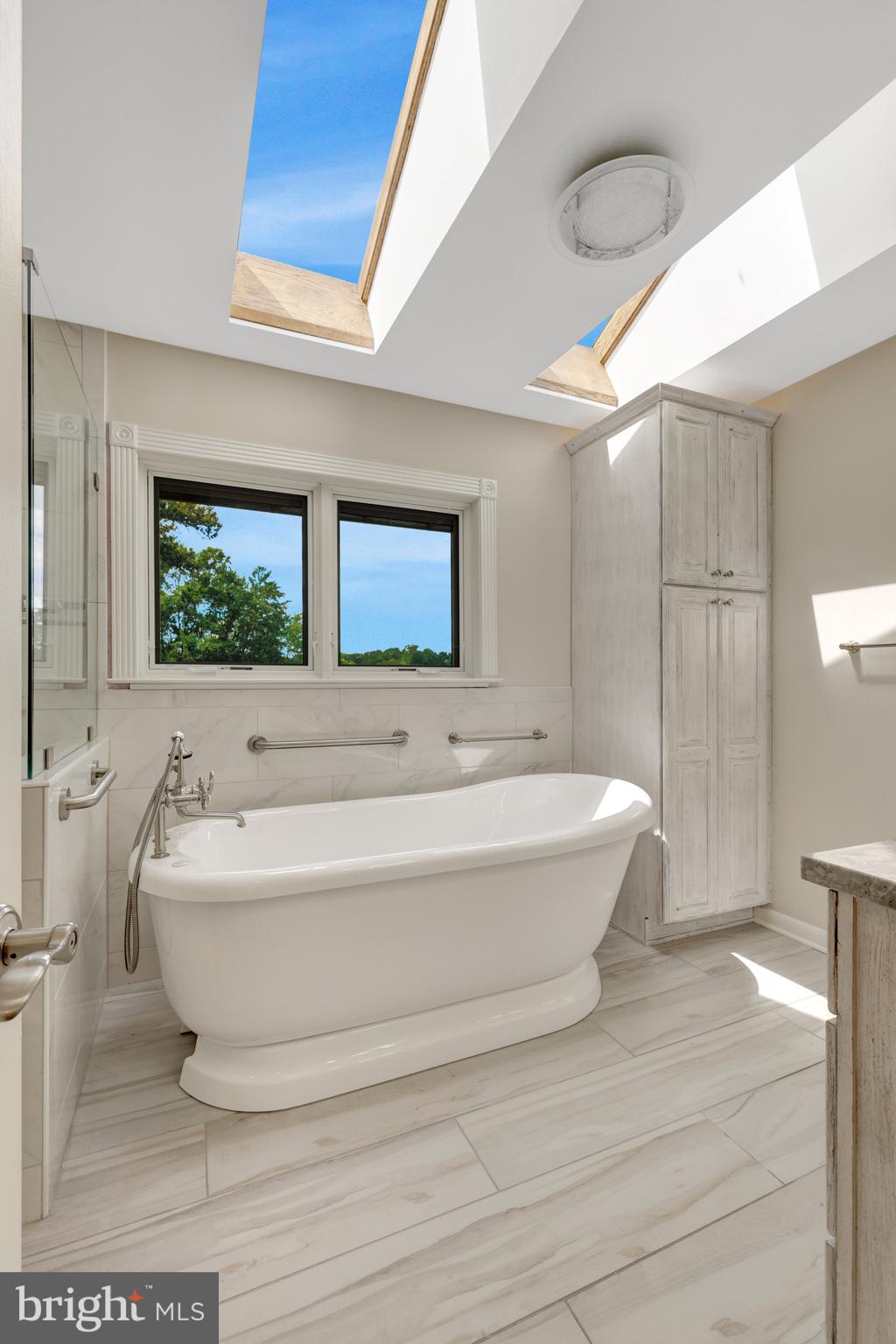 11088 Glade Court Reston, VA 20191 - Photo 31 of 75 Separate jetted tub with windows above.