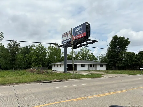 $500,000 | 3710 Nelson Road, Lake Charles, LA 70605