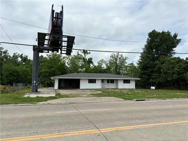 $500,000 | 3710 Nelson Road, Lake Charles, LA 70605