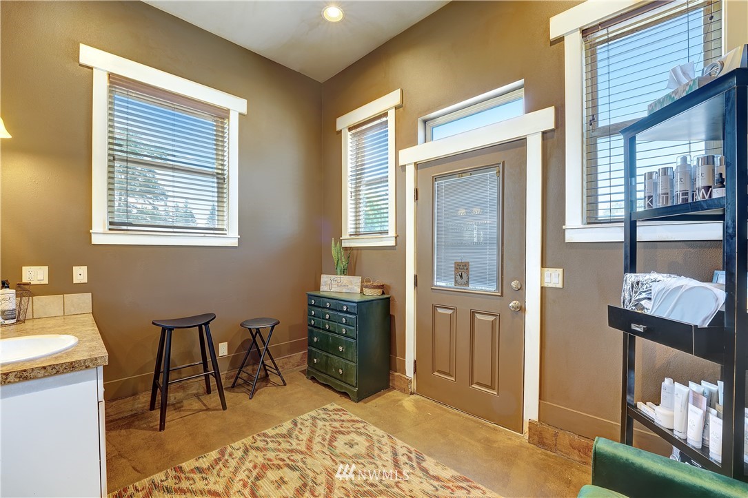 1290 West Axton Road Ferndale, WA 98248 - Photo 31 of 36 a view of a livingroom with furniture and window