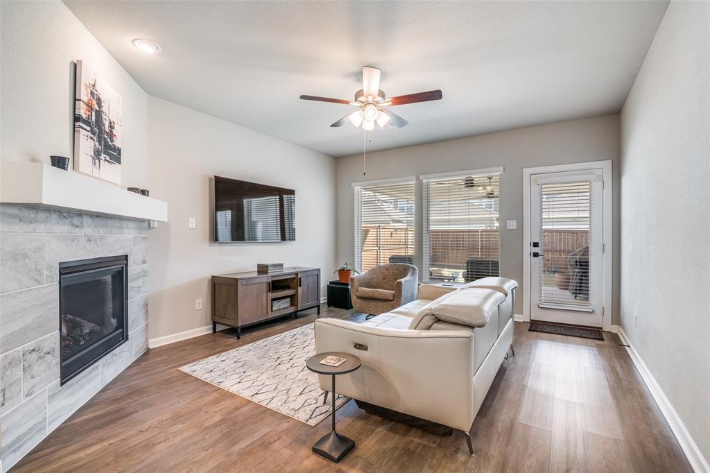 6420 Trezevant Street Rowlett, TX 75089 - Photo 4 of 28 Living area opens to patio