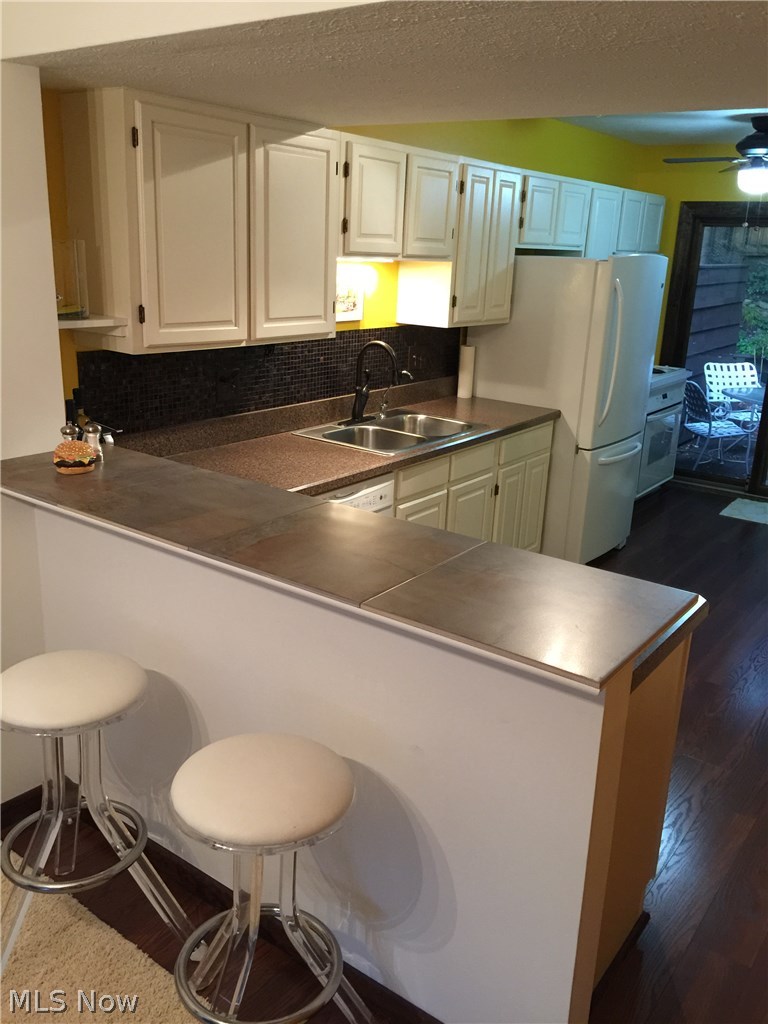 215 Solon Road, Unit D Chagrin Falls, OH 44022 - Photo 10 of 25 Breakfast Bar area