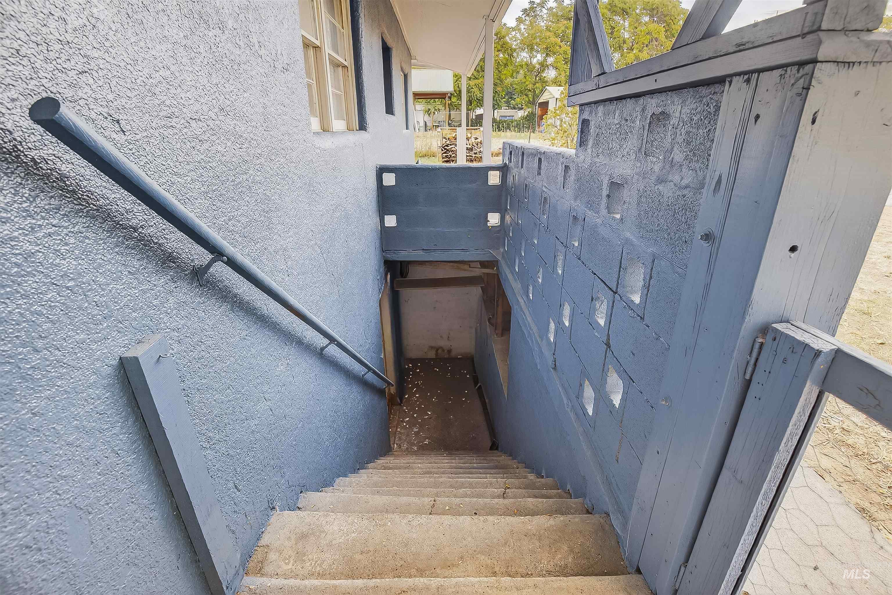 705 28th Street North Lewiston, ID 83501 - Photo 17 of 34 View of stairs
