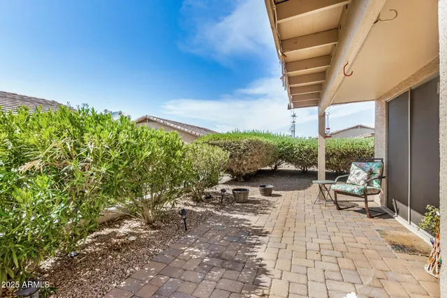 a view of backyard of the house