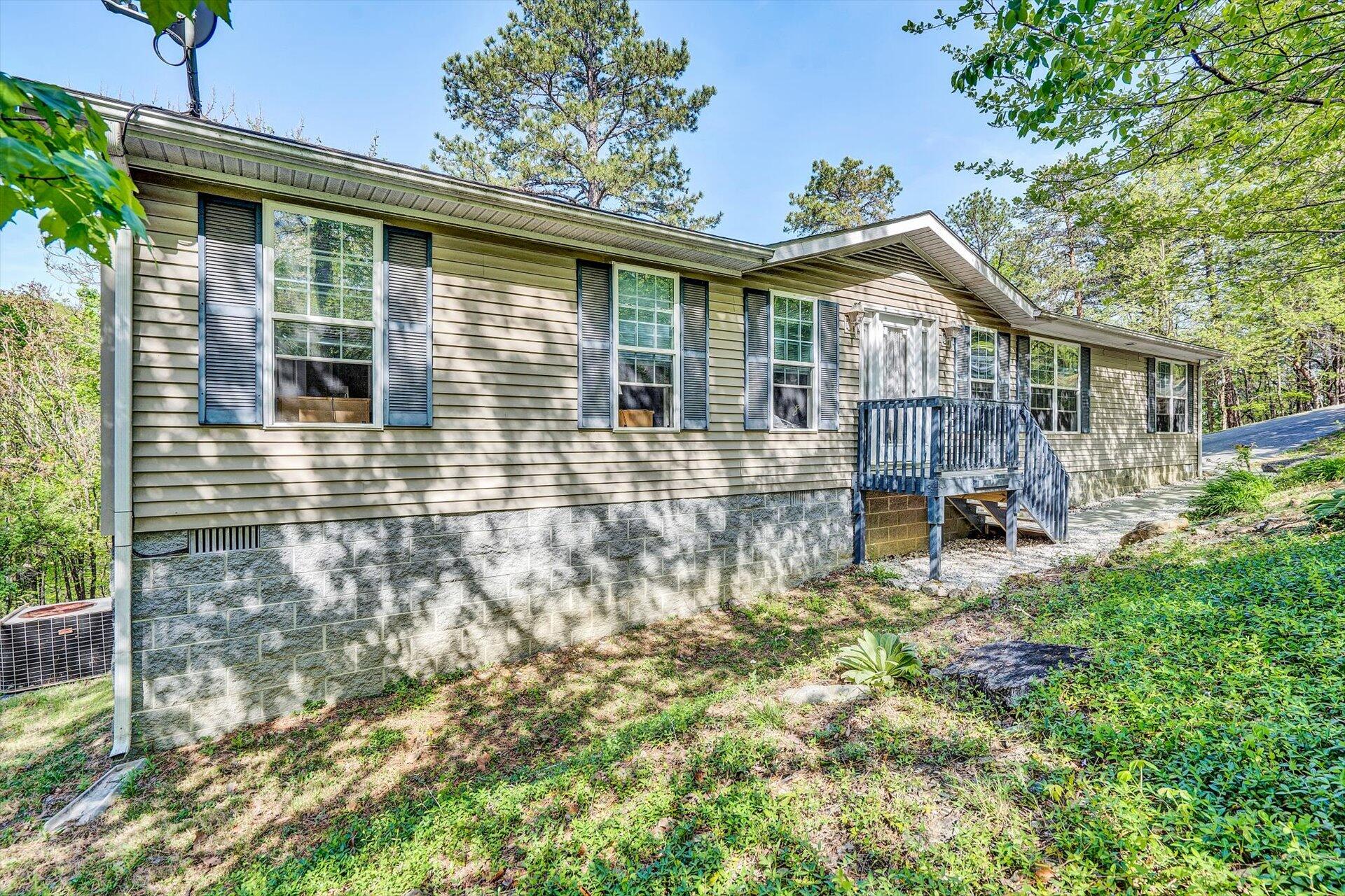 91 Hilltop Road Roanoke, VA 24014 - Photo 2 of 29 02-DSC3606