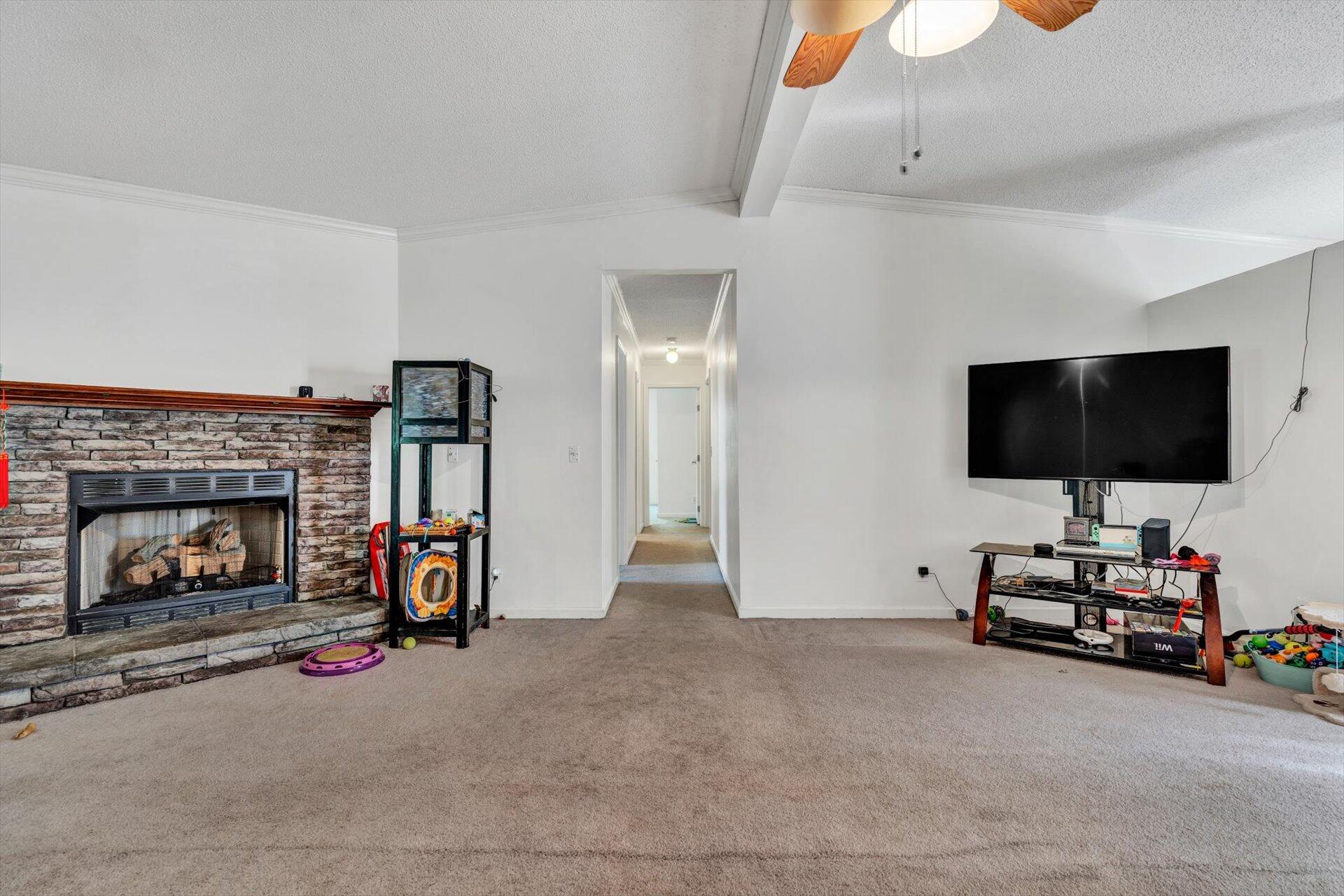 91 Hilltop Road Roanoke, VA 24014 - Photo 5 of 29 04-DSC3612