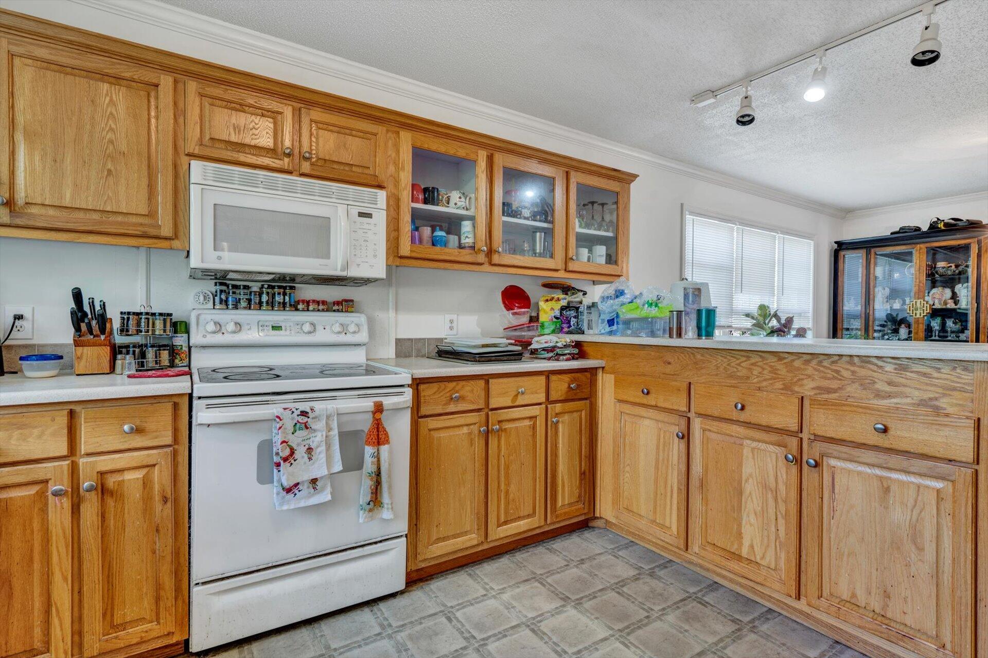 91 Hilltop Road Roanoke, VA 24014 - Photo 10 of 29 09-DSC3642