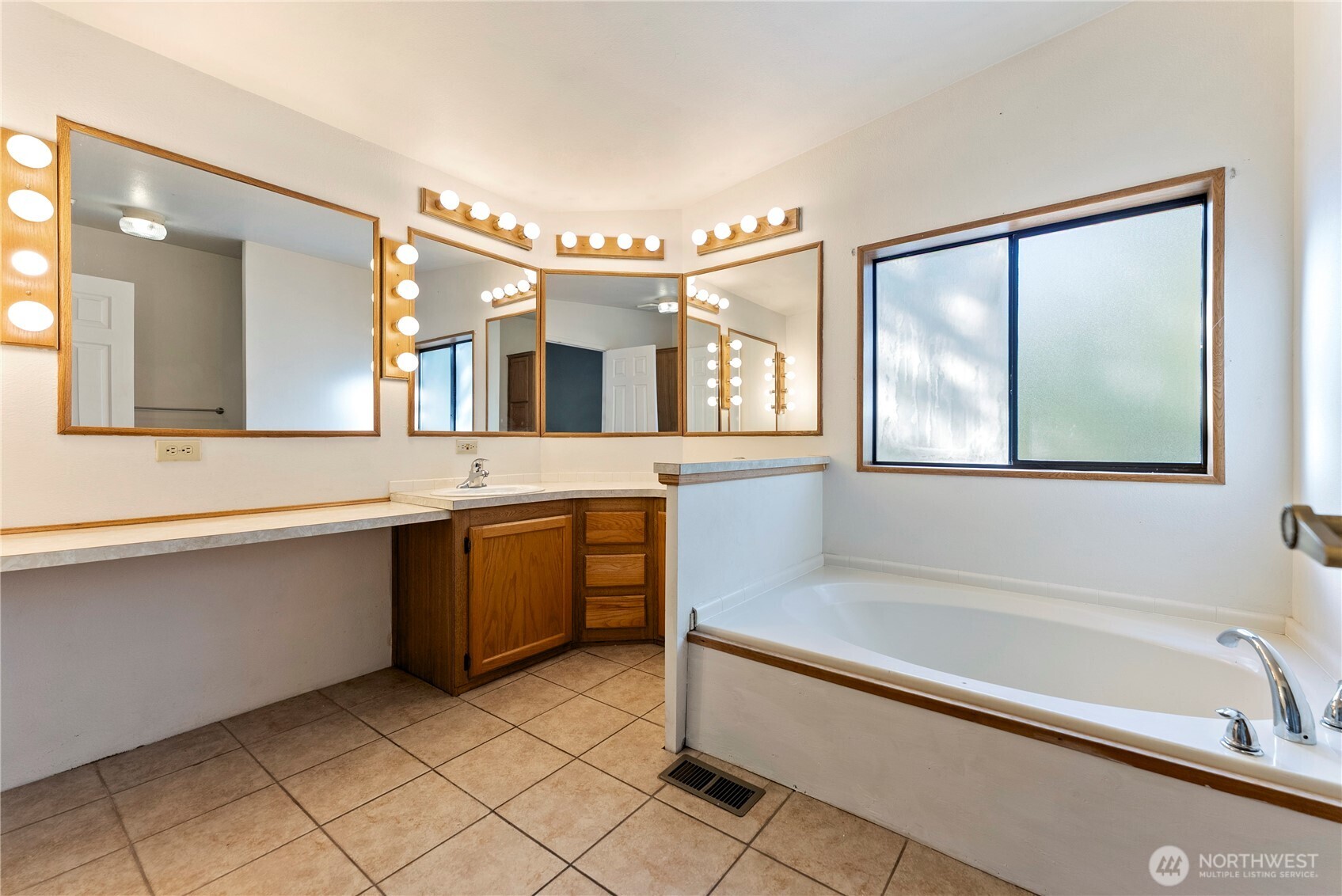 1221 Riverside Avenue Twisp, WA 98856 - Photo 27 of 40 a bathroom with a tub a sink and mirror