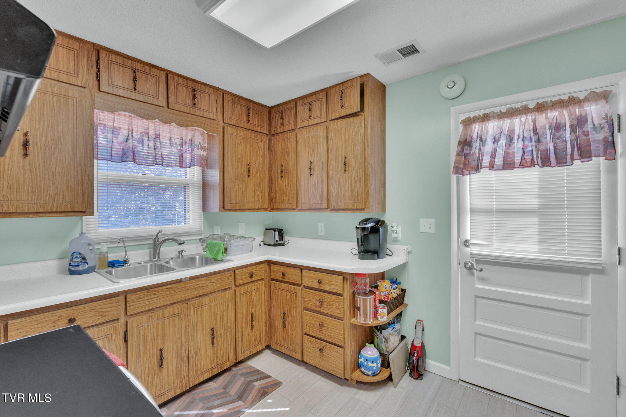 126 Milligan View Road Johnson City, TN 37601 - Photo 9 of 44 27-web-or-mls-JH 20251101-127