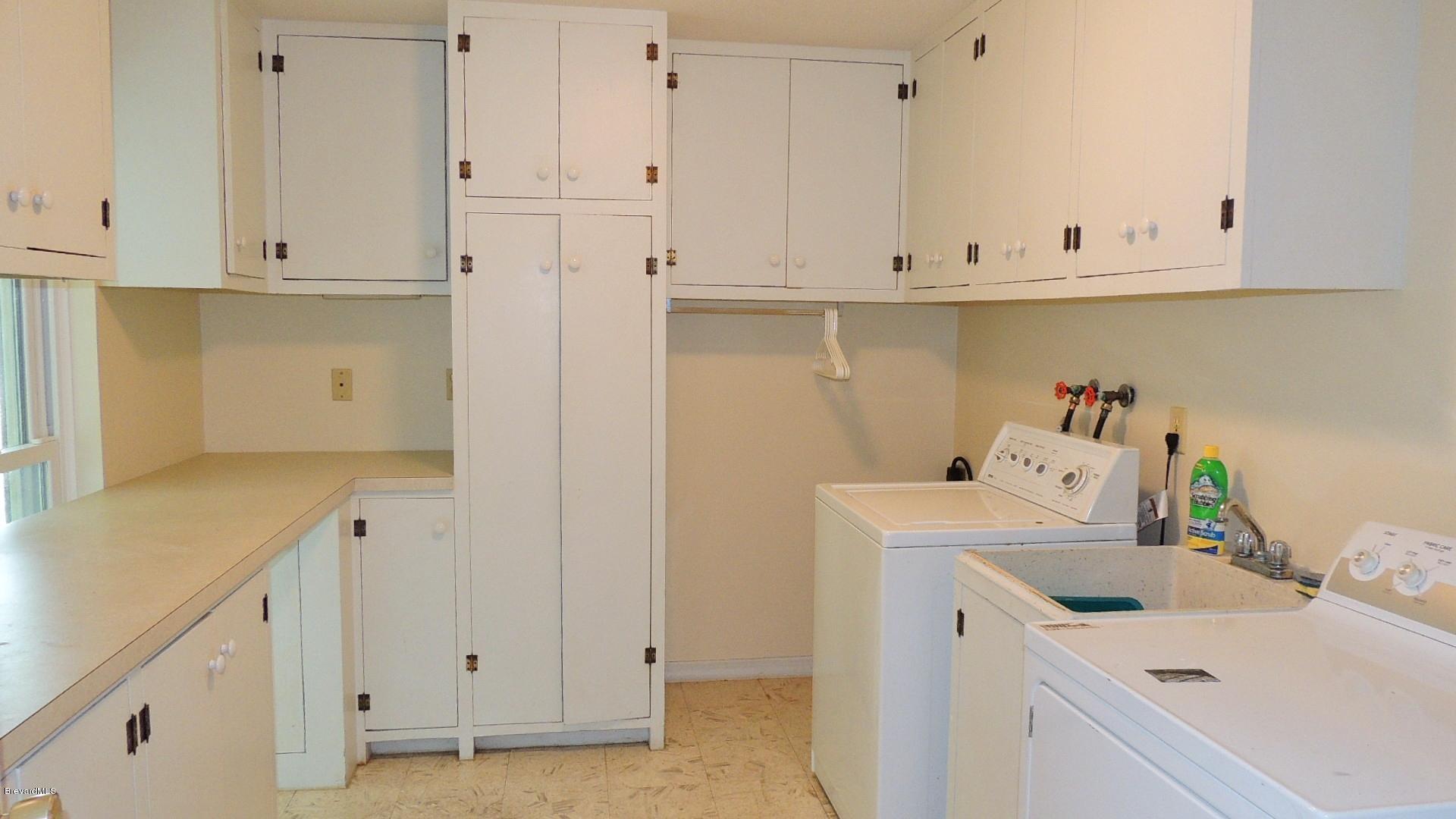 60 Country Club Road Cocoa Beach, FL 32931 - Photo 12 of 16 60 country club laundry room n