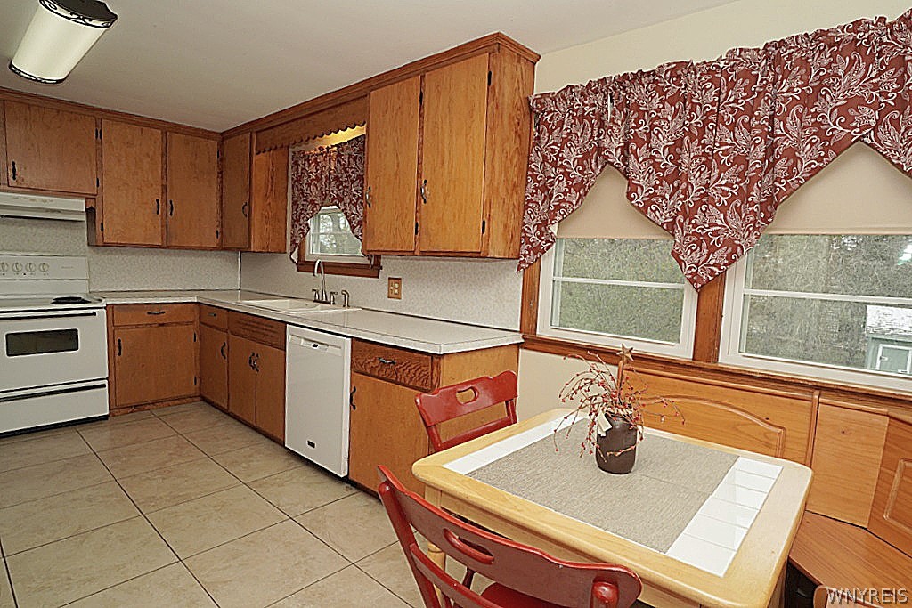 7913 Alleghany Road Pembroke, NY 14036 - Photo 8 of 39