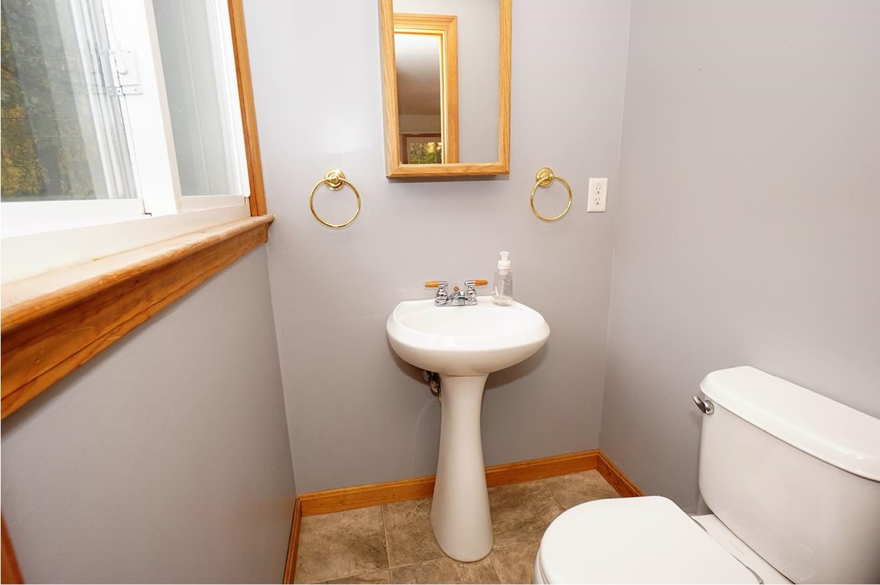 12 Berry Road Derry, NH 03038 - Photo 25 of 40