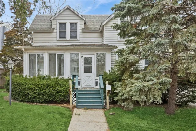 $375,000 | 609 1st Street, Libertyville, IL 60048