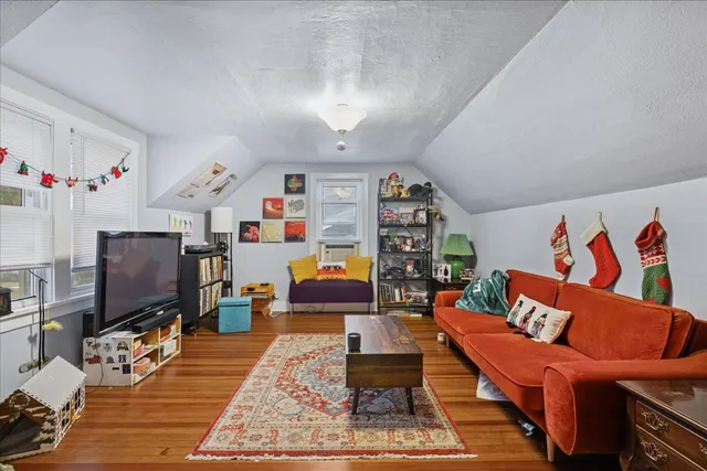 $375,000 | 609 1st Street, Libertyville, IL 60048