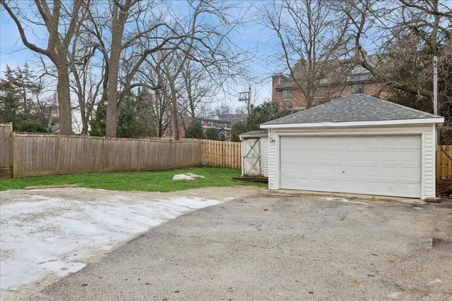 $375,000 | 609 1st Street, Libertyville, IL 60048