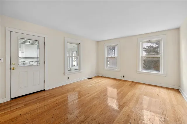 $375,000 | 609 1st Street, Libertyville, IL 60048