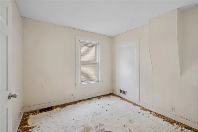 $375,000 | 609 1st Street, Libertyville, IL 60048