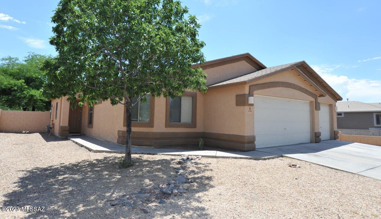 4543 South Valley Road Tucson, AZ 85714 - Photo 4 of 41 a front view of a house with a yard
