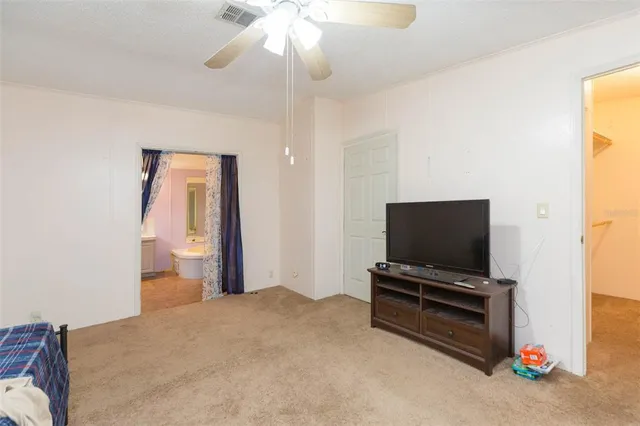 a view of livingroom with furniture